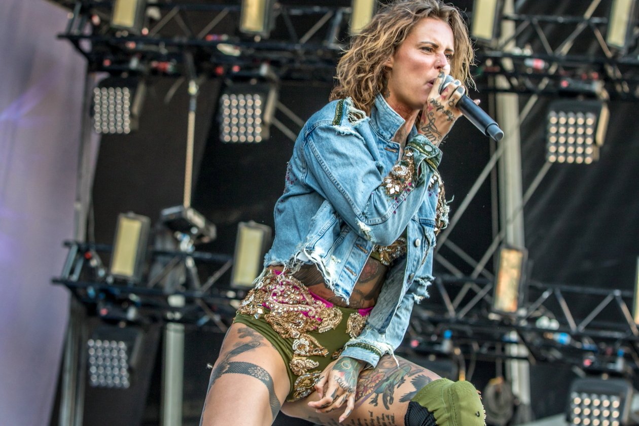 Vier Tage lang Party vor malerischer Bergkulisse mit Billy Talent, Beginner, Casper, The Offspring, Scooter, Biffy Clyro etc. – Jennifer Rostock.