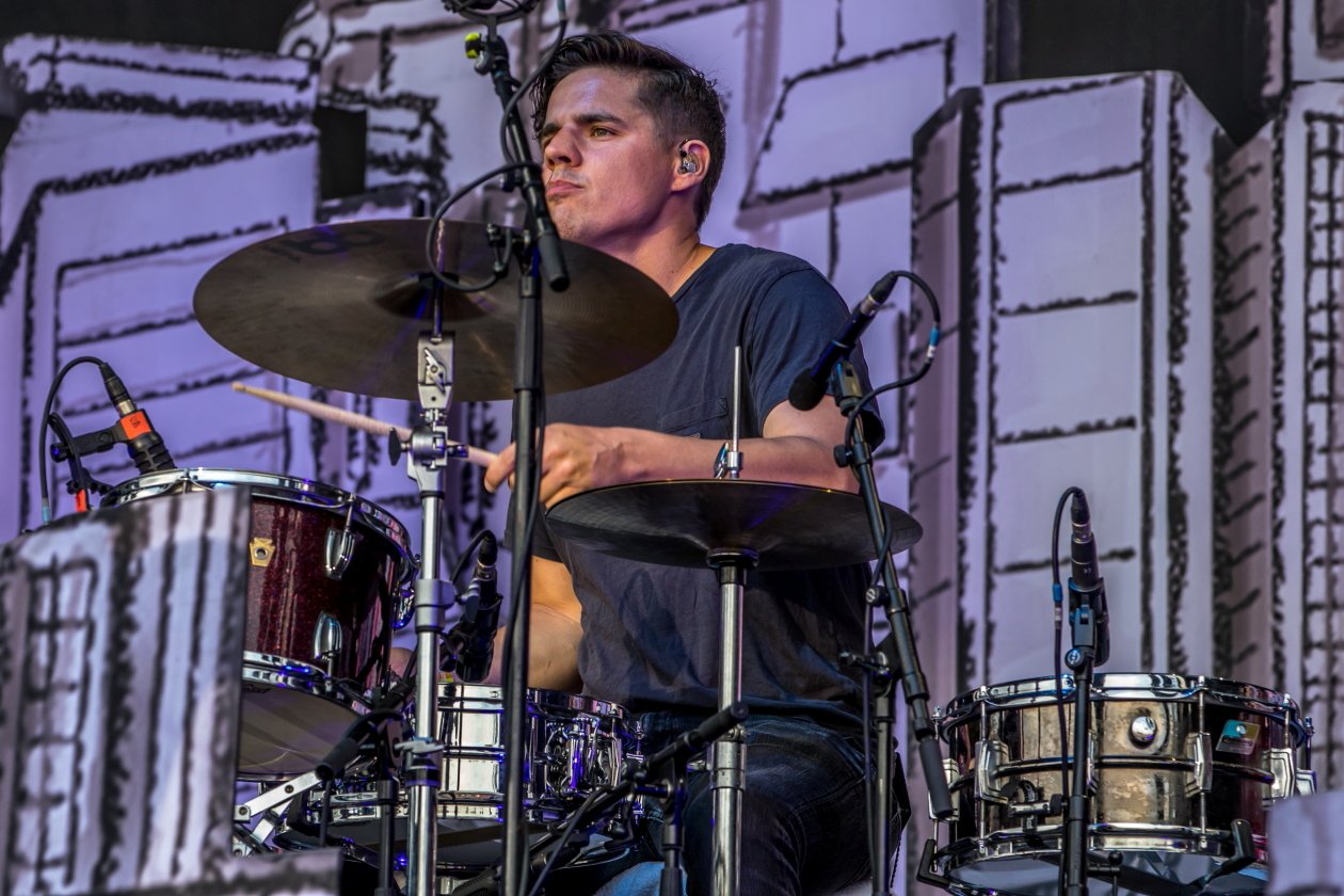 Vier Tage lang Party vor malerischer Bergkulisse mit Billy Talent, Beginner, Casper, The Offspring, Scooter, Biffy Clyro etc. – Kontras Drummer.