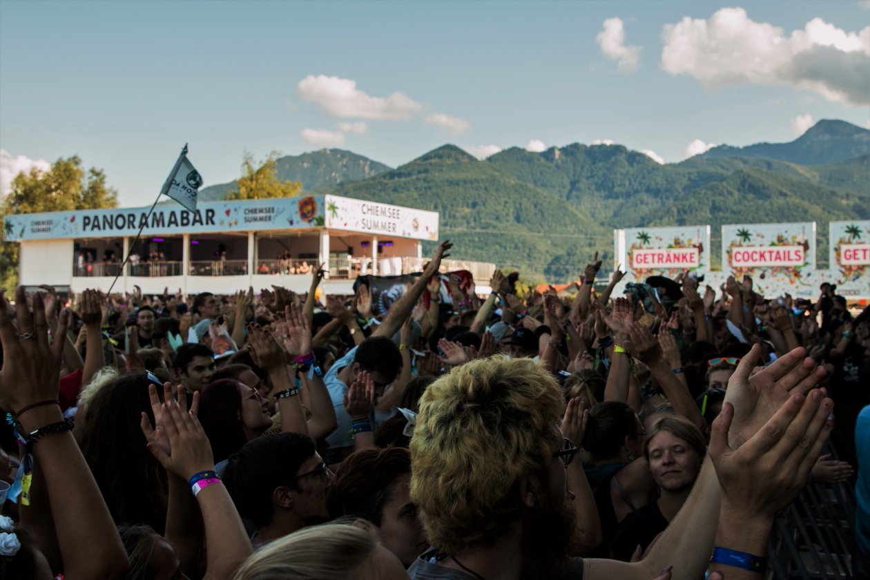 Vier Tage lang Party vor malerischer Bergkulisse mit Billy Talent, Beginner, Casper, The Offspring, Scooter, Biffy Clyro etc. – Das sieht doch aus ... wie Übersee?