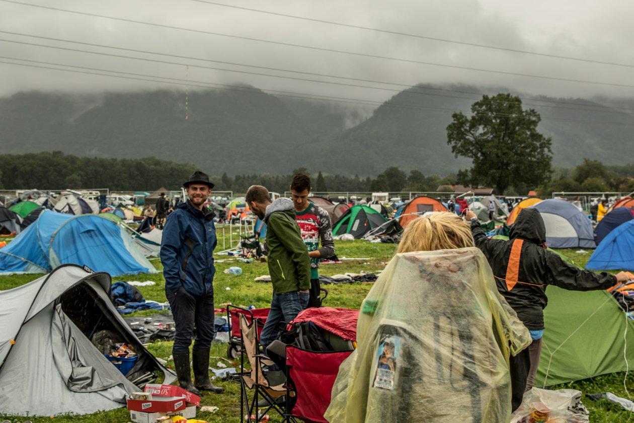 Vier Tage lang Party vor malerischer Bergkulisse mit Billy Talent, Beginner, Casper, The Offspring, Scooter, Biffy Clyro etc. – Zusammenpacken - und trotzdem gute Laune.
