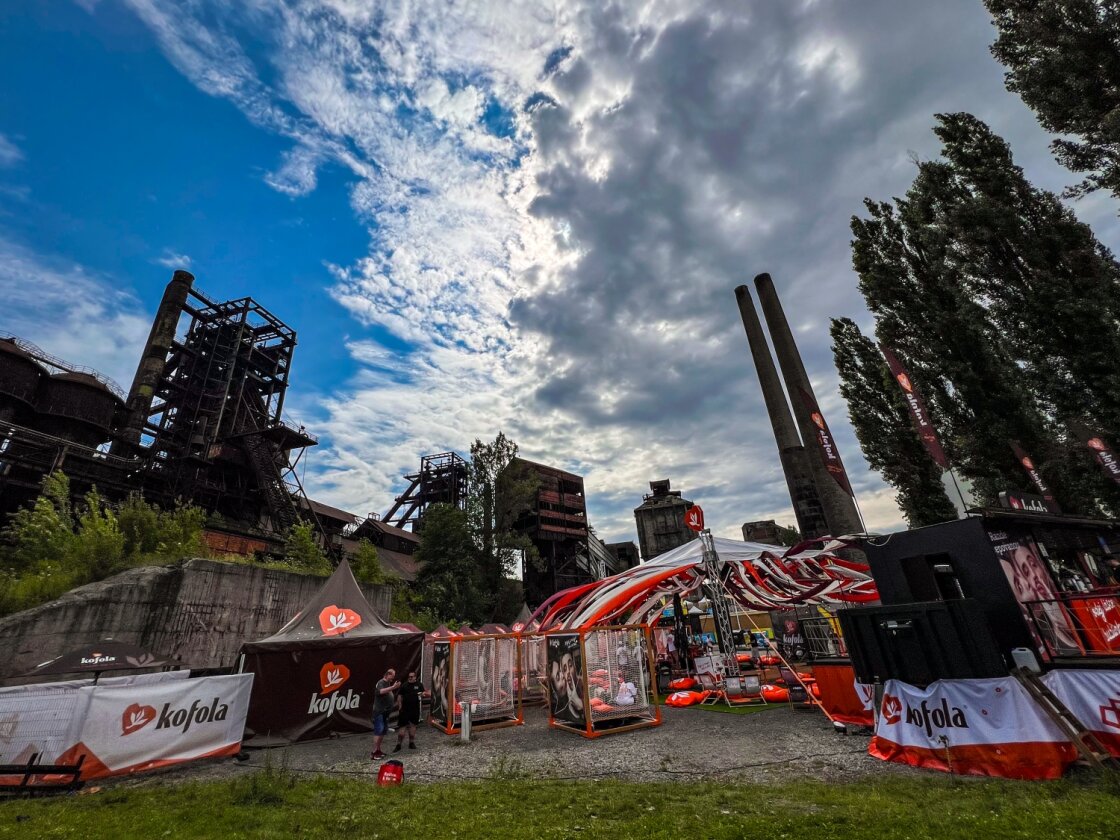 Vielfalt im Eisenwerk: Zwischen alten Gemäuern gibt es neue Künstler zu bestaunen. – Das ehemalige Stahlwerk