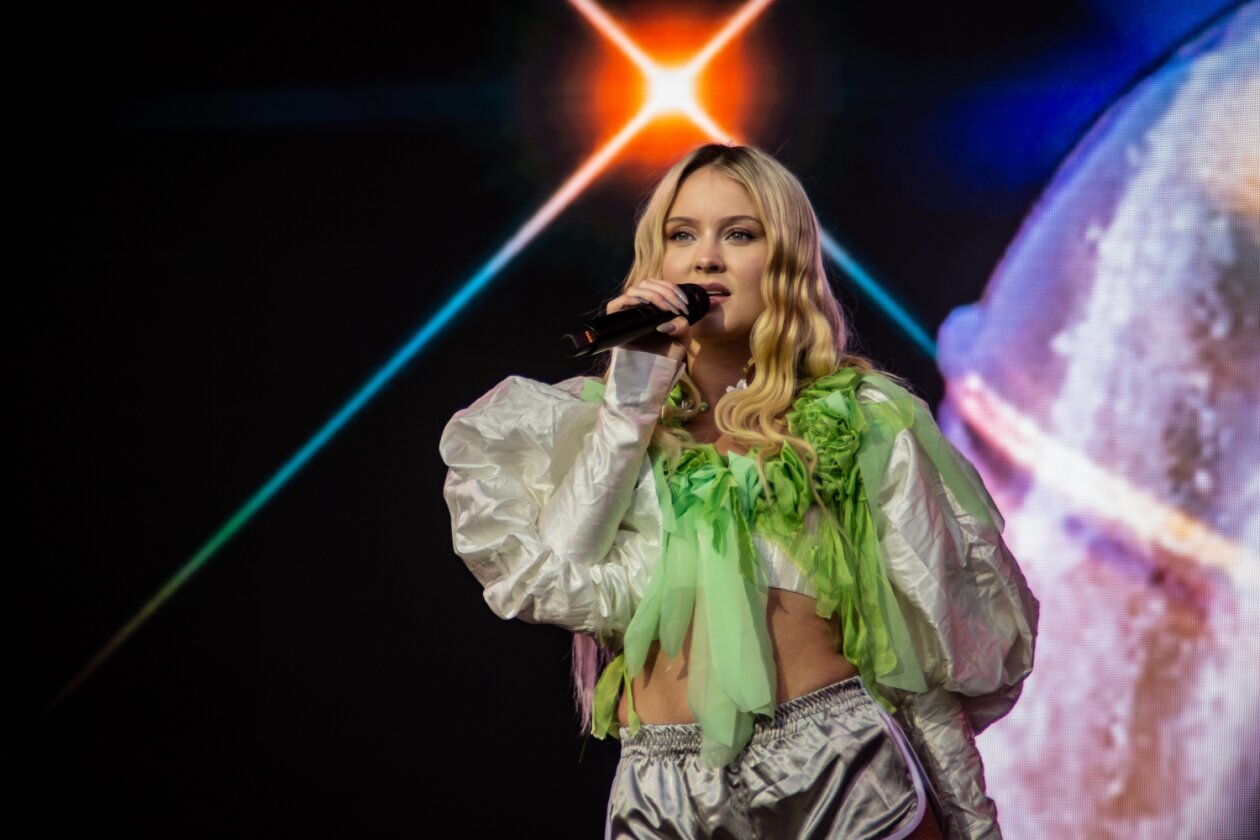 Vielfalt im Eisenwerk: Zwischen alten Gemäuern gibt es neue Künstler zu bestaunen. – Zara Larsson