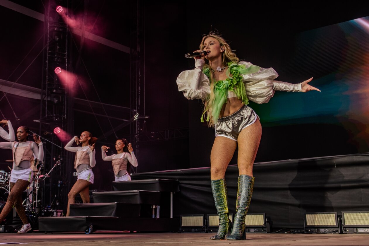 Vielfalt im Eisenwerk: Zwischen alten Gemäuern gibt es neue Künstler zu bestaunen. – Zara Larsson