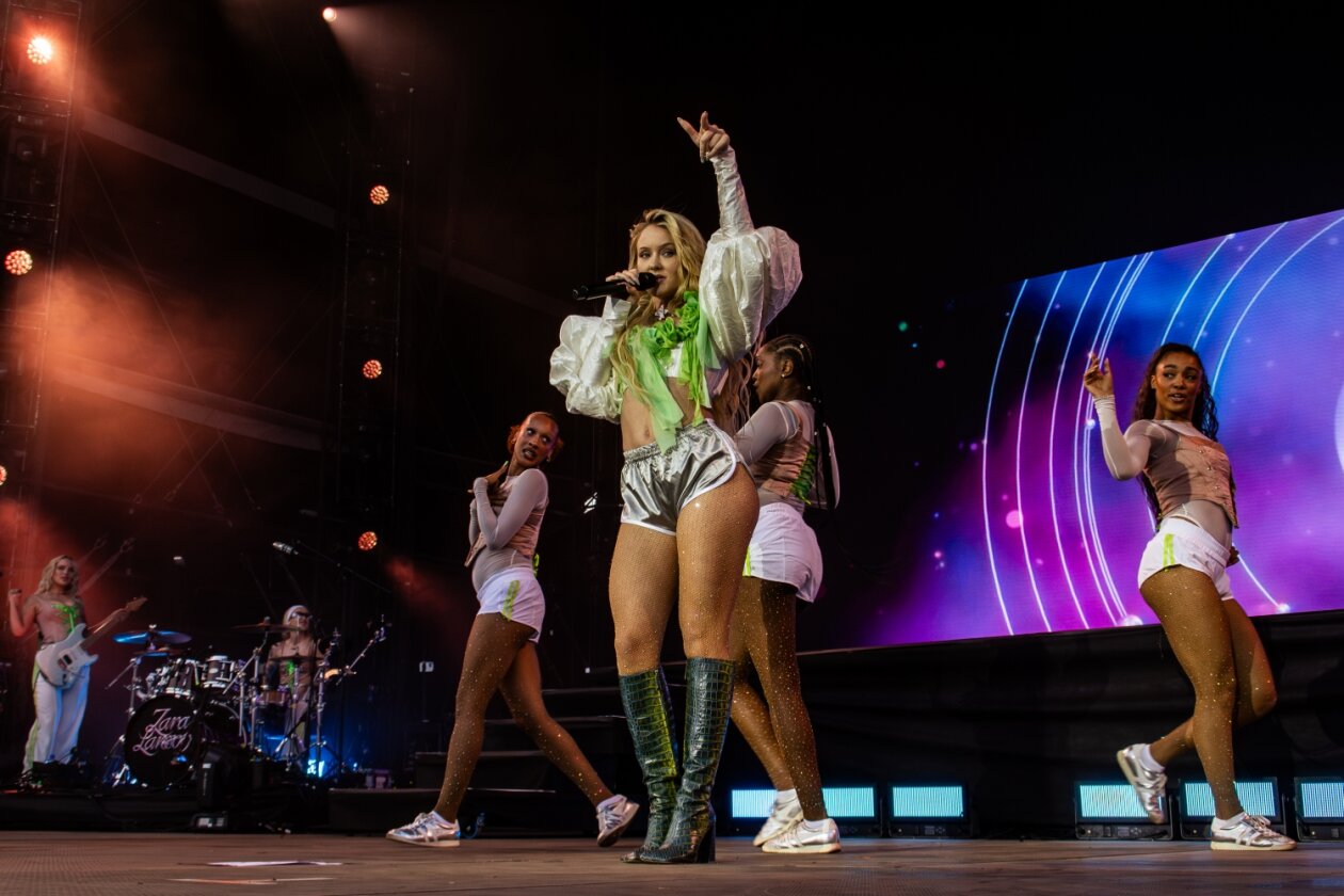 Vielfalt im Eisenwerk: Zwischen alten Gemäuern gibt es neue Künstler zu bestaunen. – Zara Larsson