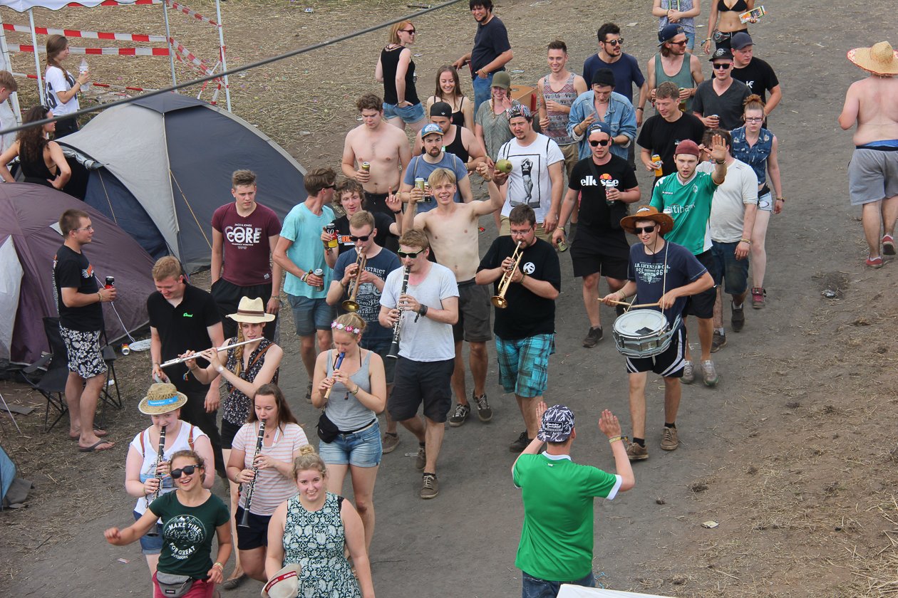 Alle Fotos zum Festival an der Nordsee. – Eine Blaskapelle zieht über den Campingplatz.