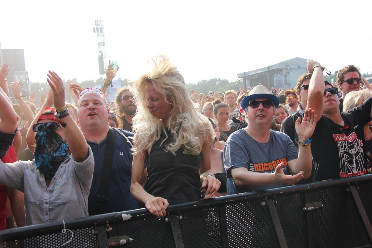 Alle Fotos zum Festival an der Nordsee. – Feiernde Fans.