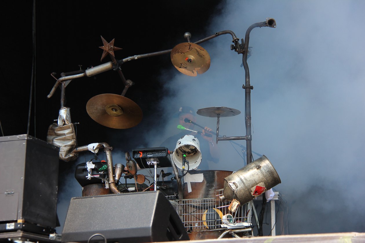 Alle Fotos zum Festival an der Nordsee. – Interessantes Drum-Set.