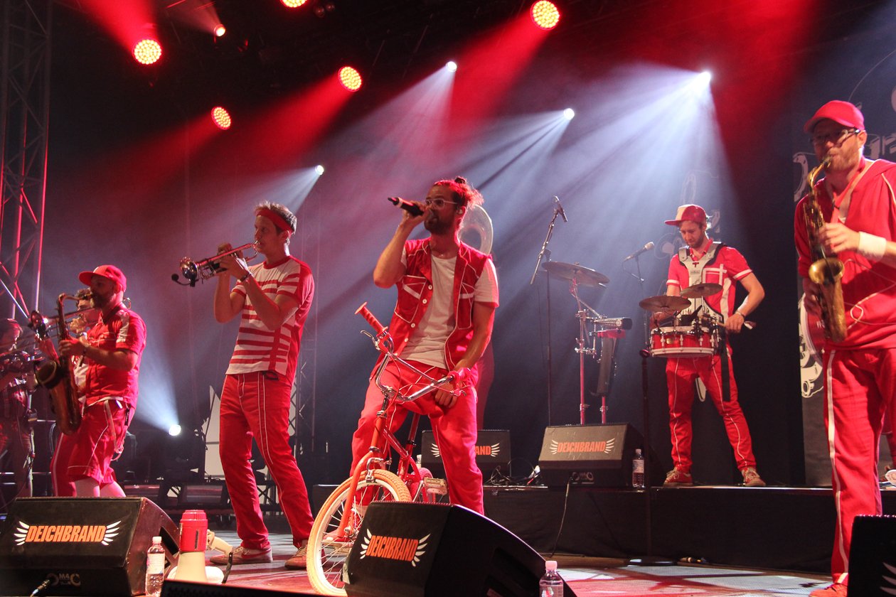 Alle Fotos zum Festival an der Nordsee. – Moop Mama rollen über die Bühne ...