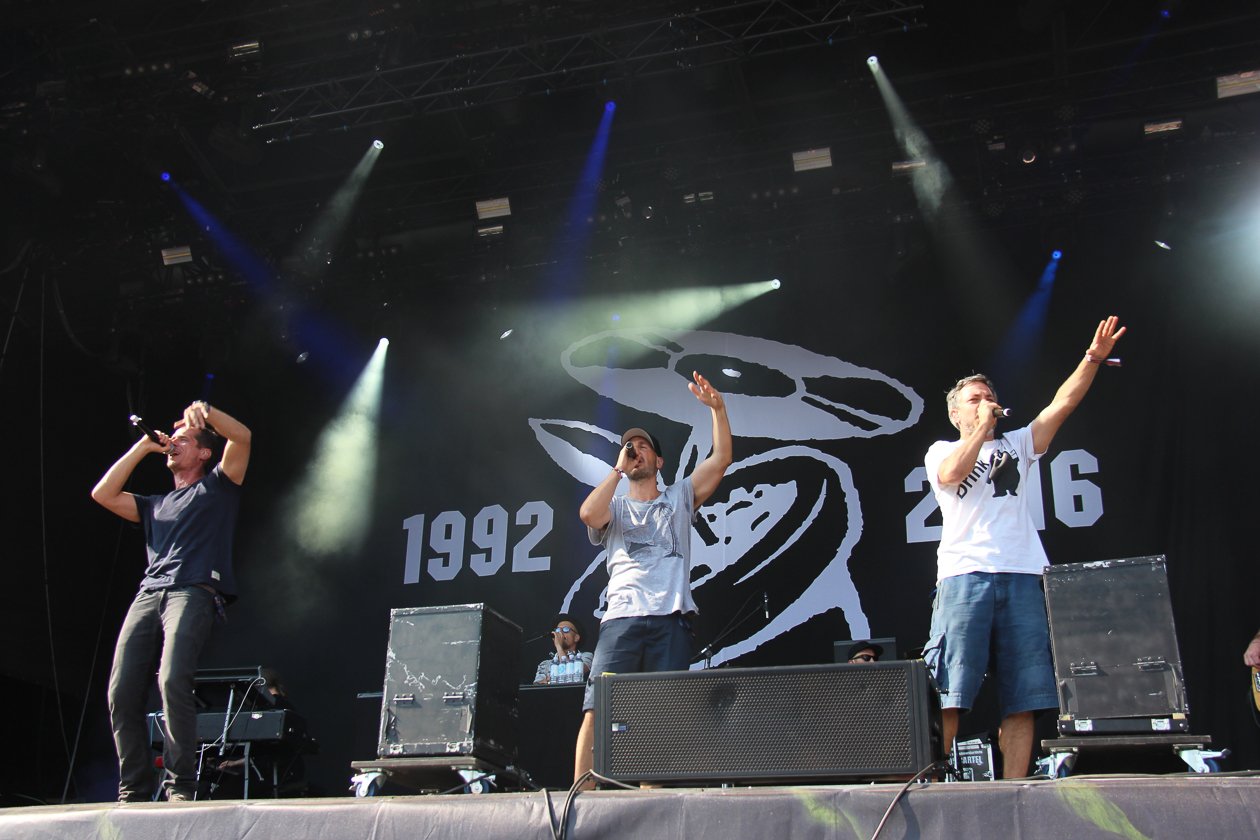Alle Fotos zum Festival an der Nordsee. – Schu, Roger und Holunder an den Mics.