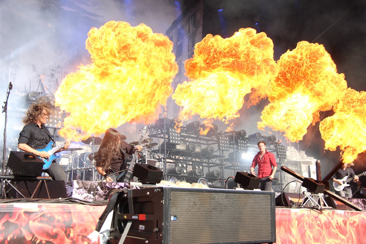 Alle Fotos zum Festival an der Nordsee. – ... stecken Heaven Shall Burn den Deich in Brand!