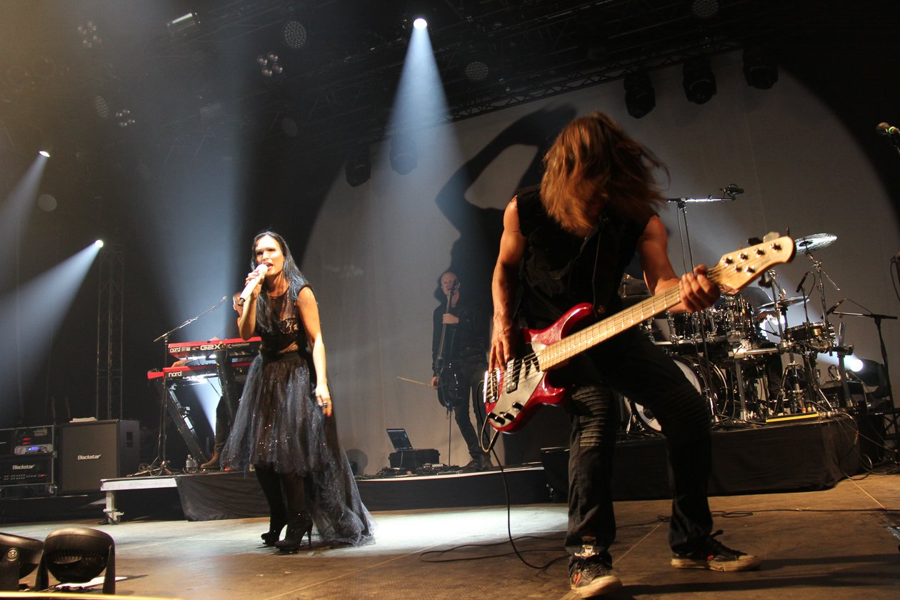 Alle Fotos zum Festival an der Nordsee. – Tarja Turunen rockt das Palastzelt.