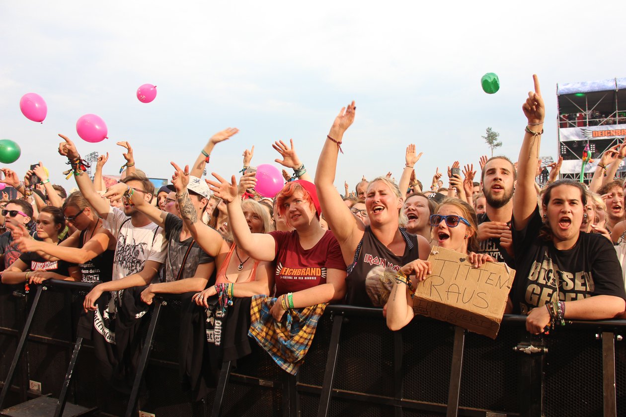 Alle Fotos zum Festival an der Nordsee. – Titten raus...