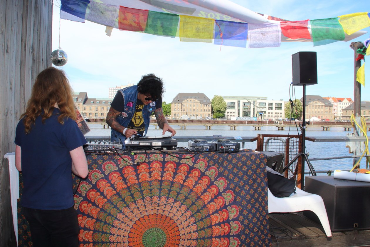 Monter Magnet, Graveyard, Nebula, Elder, Weedeater, Pretty Lightning u.v.a. - Smoke'n'Stoner an der Spree. – DJ am Werk.