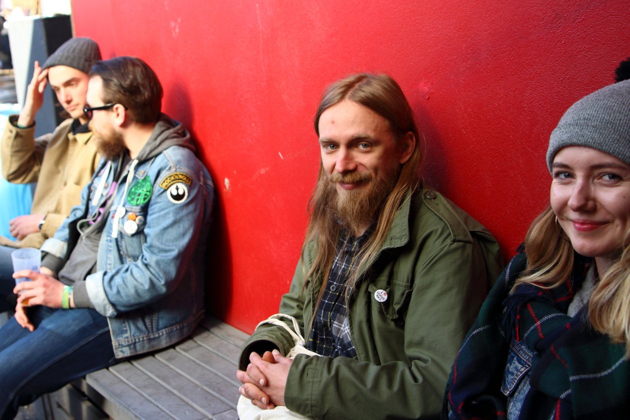 Drei Tage Stoner, Doom und Dämpfe auf dem Berliner RAW-Gelände. – Menschen.