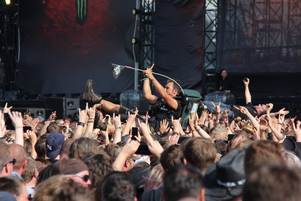 Das ganze Jahr über in den Clubs und auf Festivals unterwegs: Ausgewählte Bilder der laut.de-Fotografen. – Und Hauptsache, der Biernachschub reißt nicht ab (Wacken).