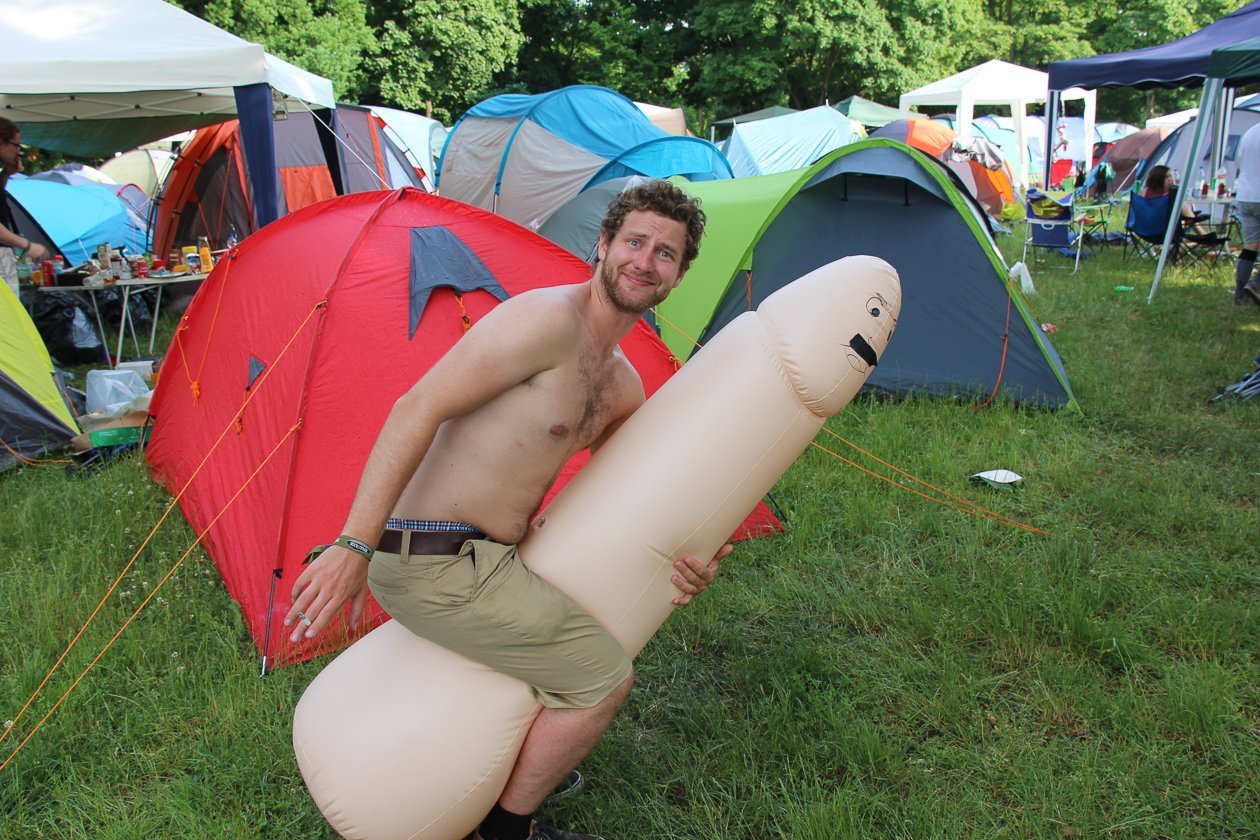 Das ganze Jahr über in den Clubs und auf Festivals unterwegs: Ausgewählte Bilder der laut.de-Fotografen. – Ja, er besaß 2017 bei Rock im Park zweifelsohne den ...