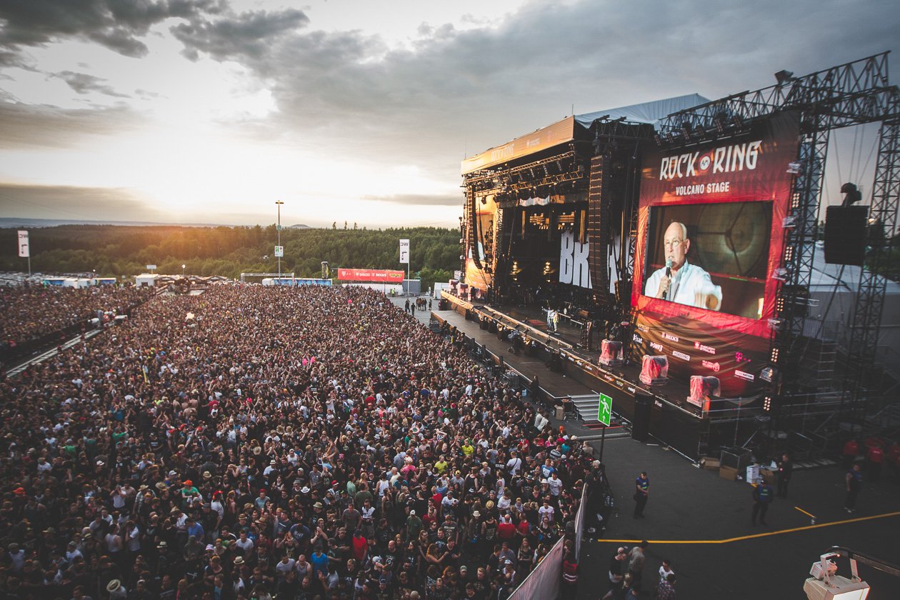 Das ganze Jahr über in den Clubs und auf Festivals unterwegs: Ausgewählte Bilder der laut.de-Fotografen. – ... und Terrorangst: Gerade als die Broilers spielen, betritt Marek Lieberberg die Rock am Ring-Bühne und berichtet von einer möglichen "Bedrohungslage".