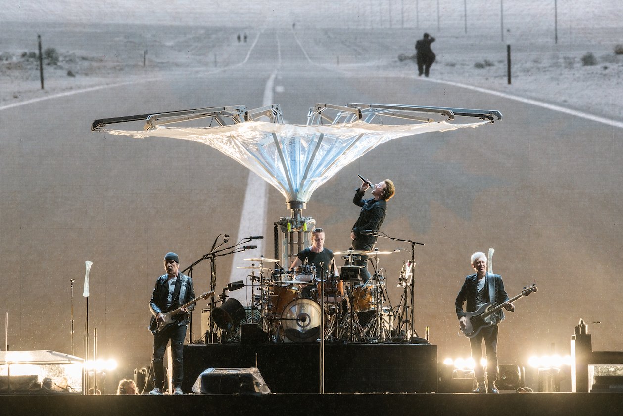 Das ganze Jahr über in den Clubs und auf Festivals unterwegs: Ausgewählte Bilder der laut.de-Fotografen. – U2.