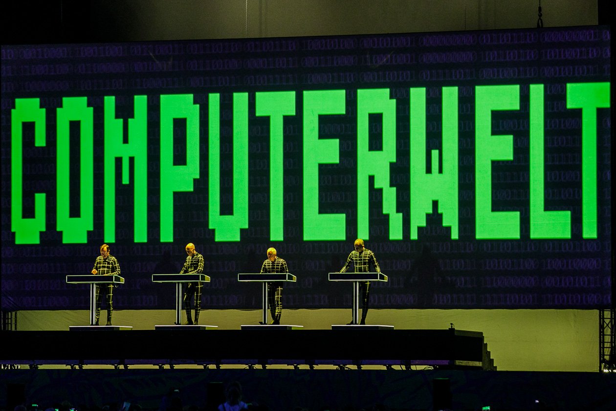 laut.de vor (und manchmal auch auf) den Bühnen. – Kraftwerk.