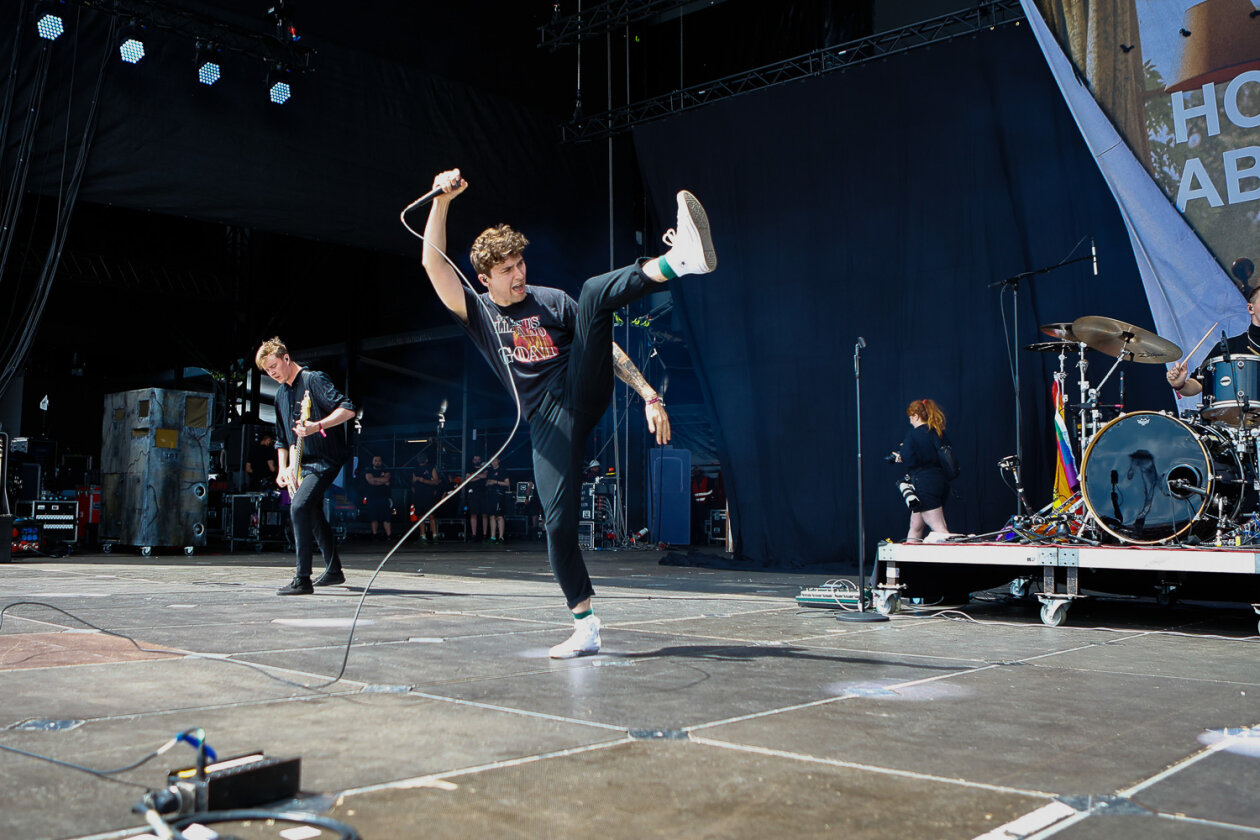 Metallica, Sabaton, Five Finger Death Punch u.a. bei der Premiere der deutschen Dependance des britischen Festivalklassikers. – Holding Absence.