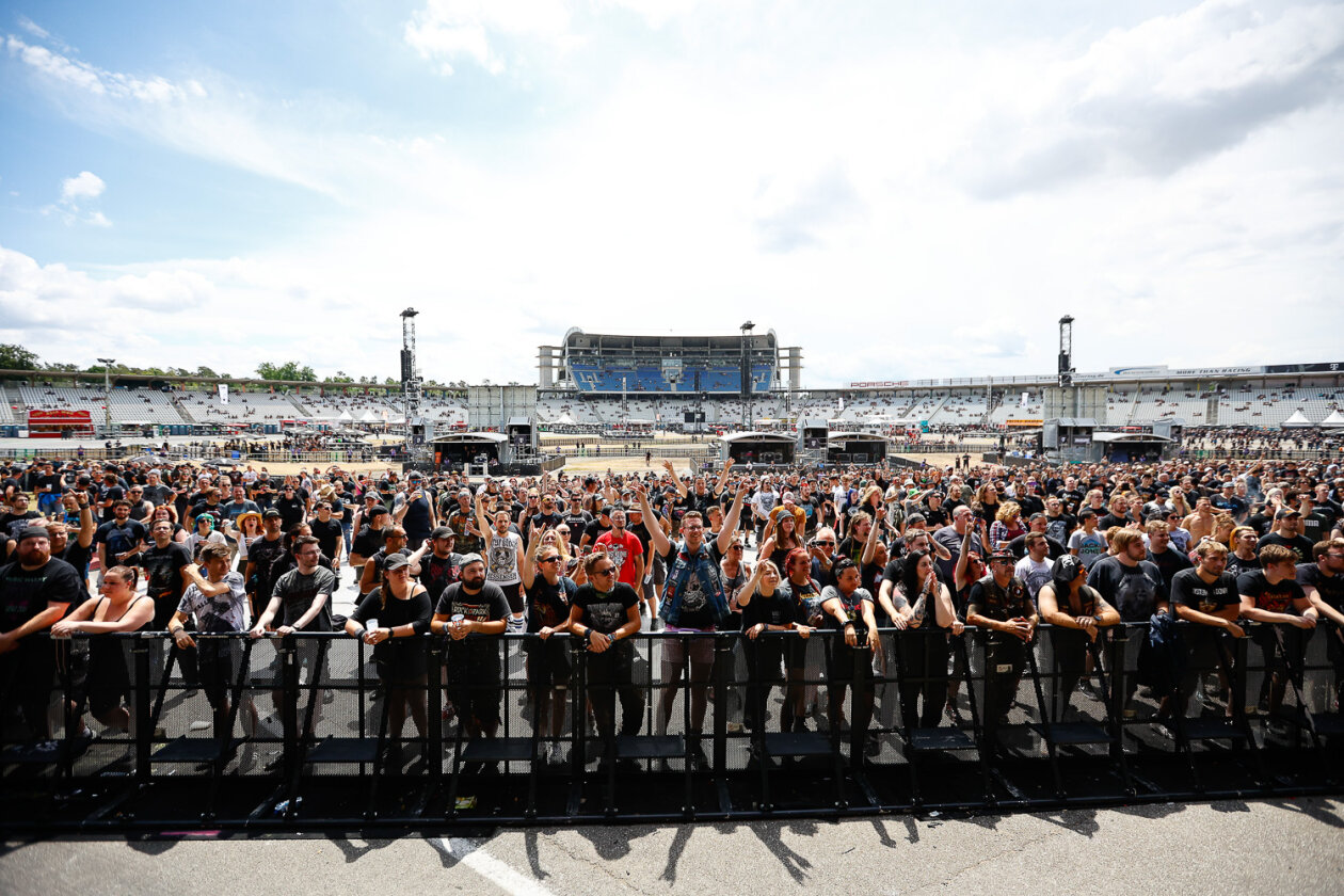 Metallica, Sabaton, Five Finger Death Punch u.a. bei der Premiere der deutschen Dependance des britischen Festivalklassikers. – Schwitzen in der Mittagssonne.