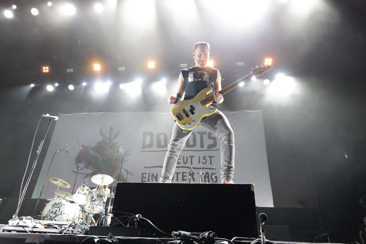 Die Fotos zum "Drei Akkorde für deine Spende"-Event zugunsten der Erdbebenopfer in der Türkei und Syrien. – Donots.
