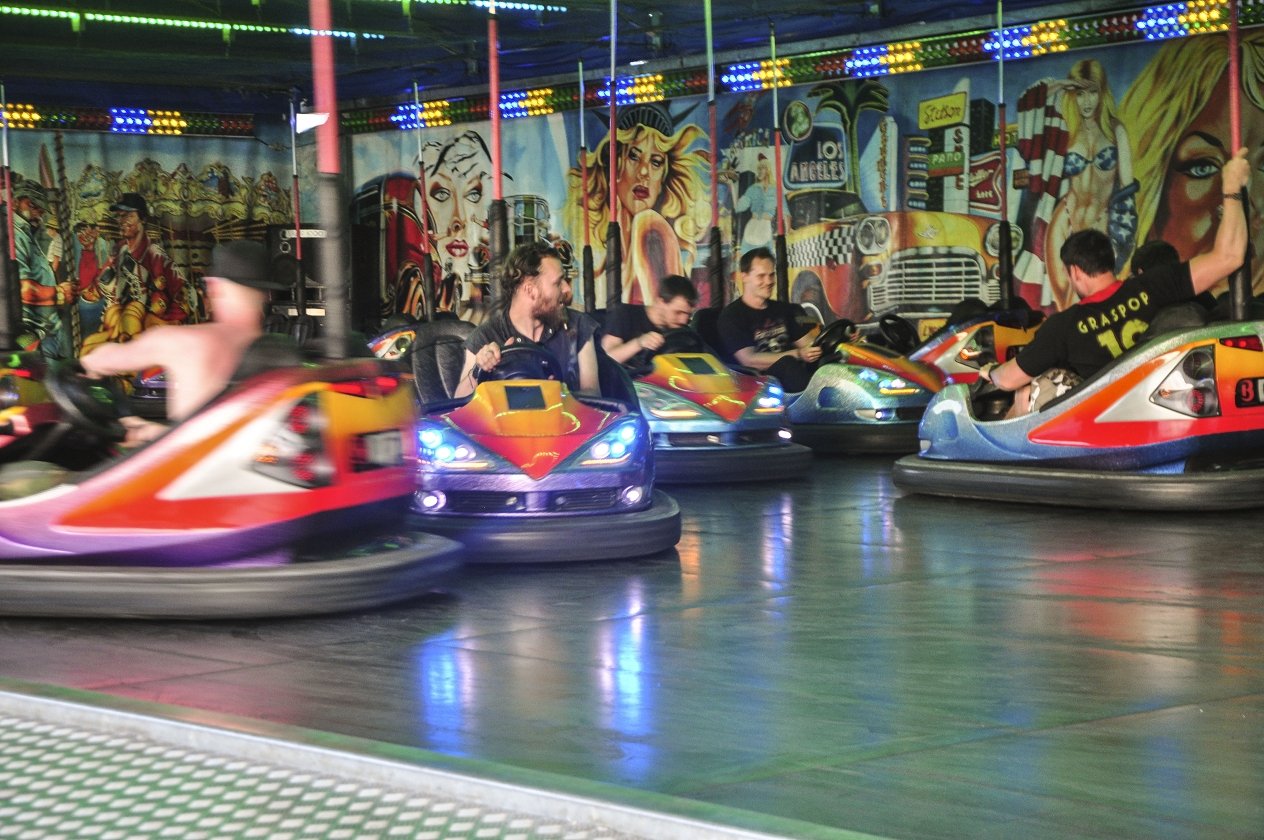 Bestes Wetter, beste Bands: 155.000 Menschen reisen zum Graspop nach Dessel. – Alestorm-Autoscooter.