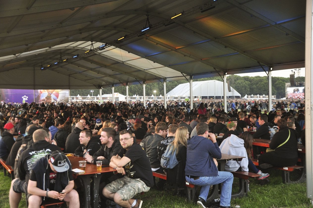 Bestes Wetter, beste Bands: 155.000 Menschen reisen zum Graspop nach Dessel. – Biergarten-Stimmung.