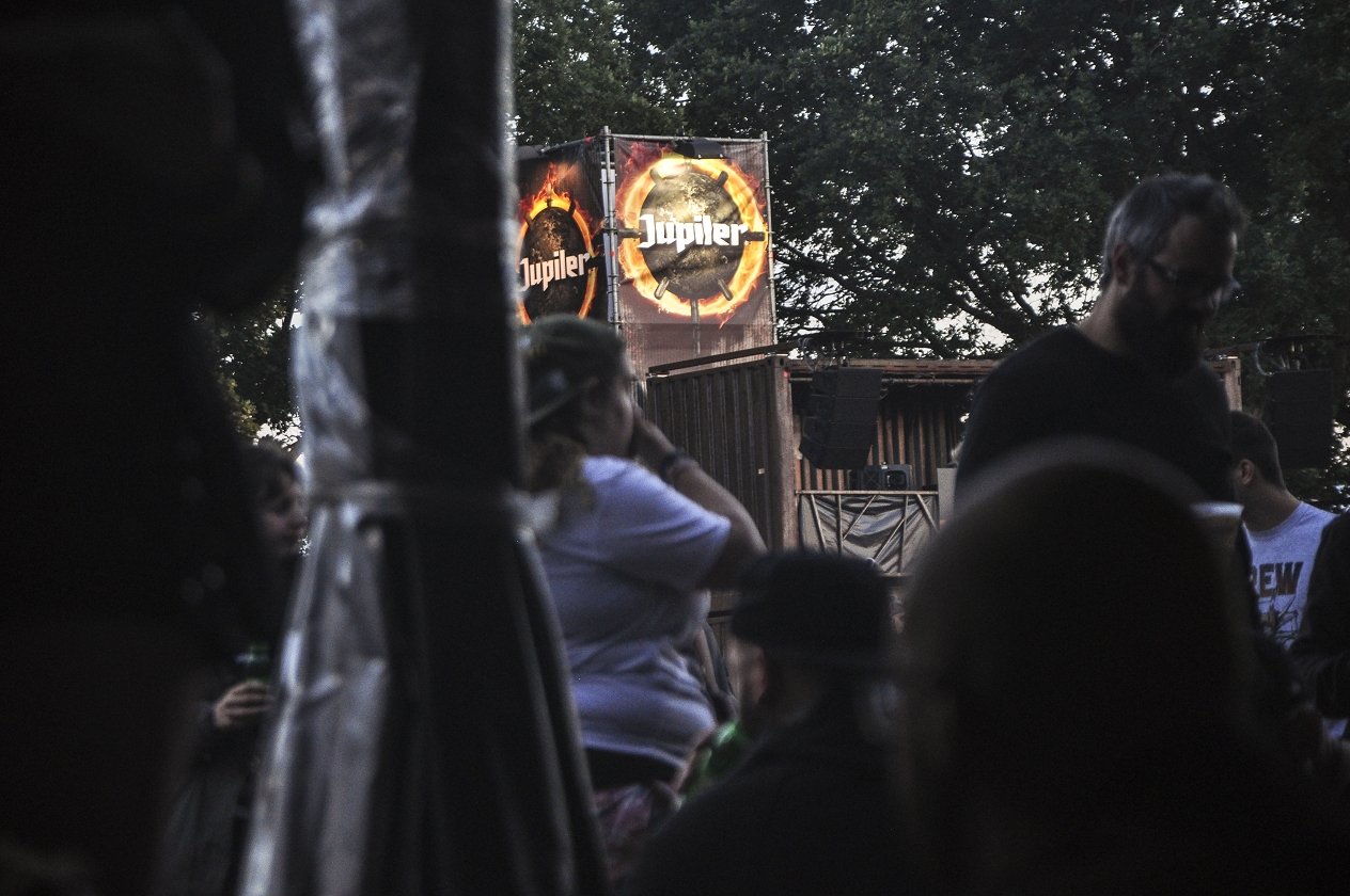 Bestes Wetter, beste Bands: 155.000 Menschen reisen zum Graspop nach Dessel. – Drink more Jupiler.