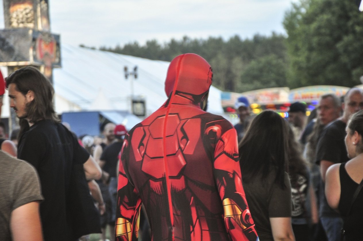 Bestes Wetter, beste Bands: 155.000 Menschen reisen zum Graspop nach Dessel. – Gefechtsbereit.