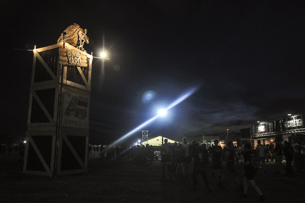 Bestes Wetter, beste Bands: 155.000 Menschen reisen zum Graspop nach Dessel. – Der Geier wacht über den Zeltplatz.