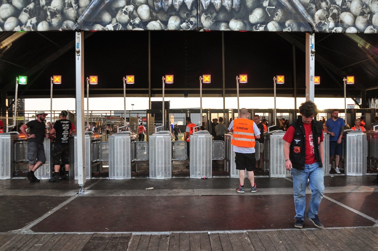 Bestes Wetter, beste Bands: 155.000 Menschen reisen zum Graspop nach Dessel. – Lass den Sturm beginnen.