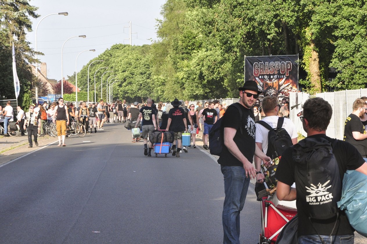 Bestes Wetter, beste Bands: 155.000 Menschen reisen zum Graspop nach Dessel. – Manche schleppen …