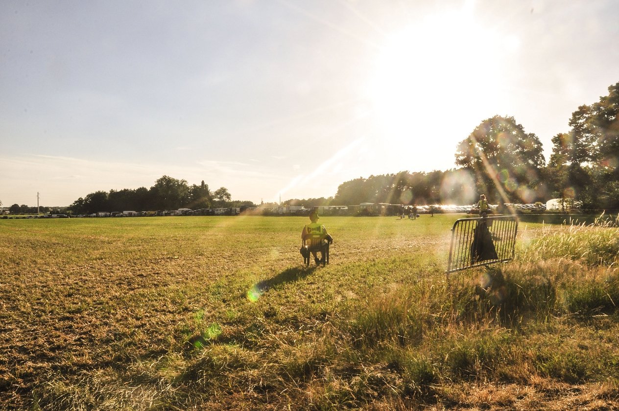 Bestes Wetter, beste Bands: 155.000 Menschen reisen zum Graspop nach Dessel. – … manche wachen.