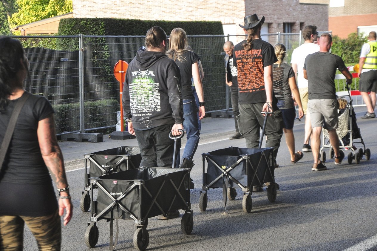 Bestes Wetter, beste Bands: 155.000 Menschen reisen zum Graspop nach Dessel. – … manche ziehen …