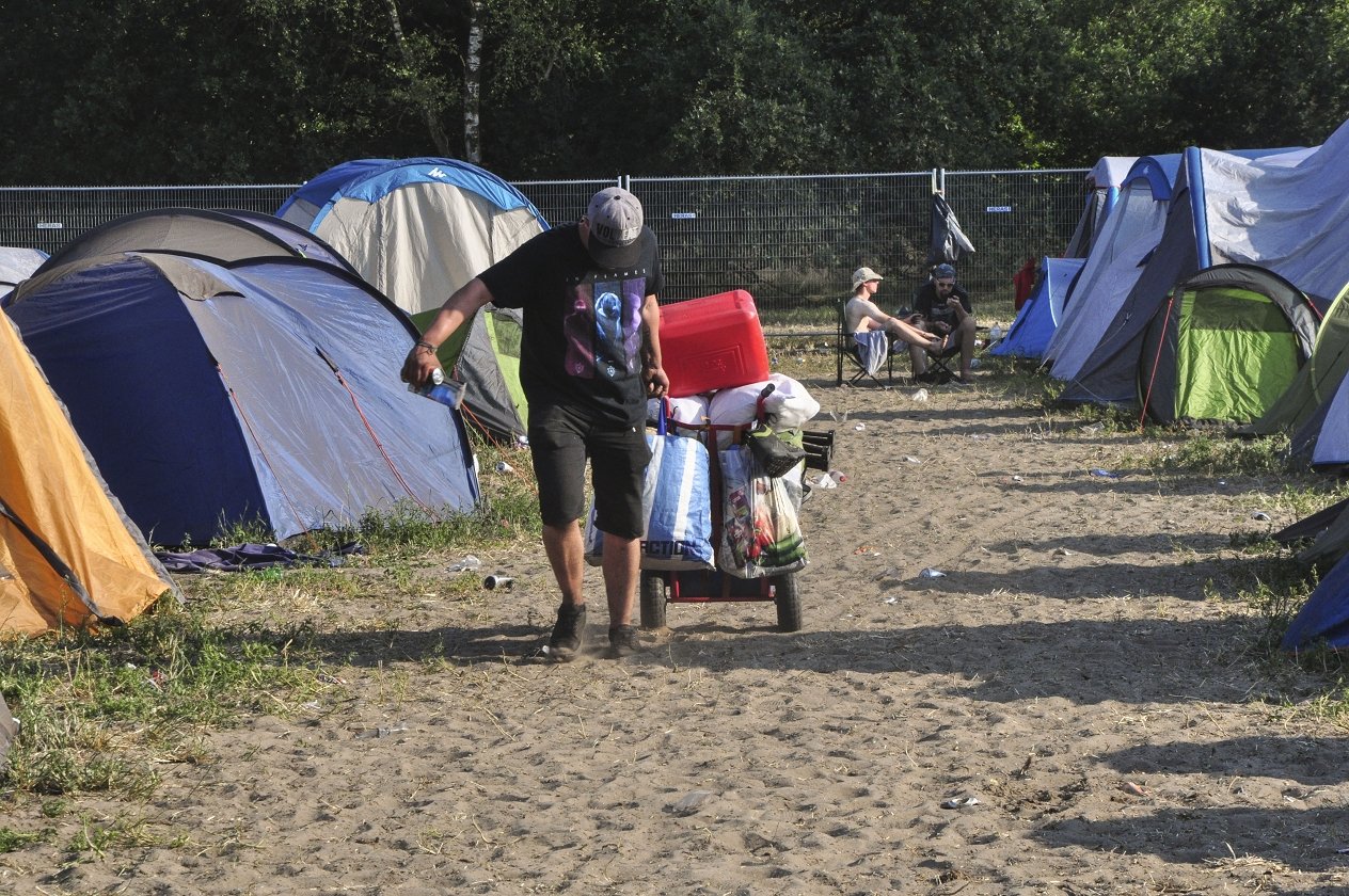 Bestes Wetter, beste Bands: 155.000 Menschen reisen zum Graspop nach Dessel. – Mit Sack und Pack.