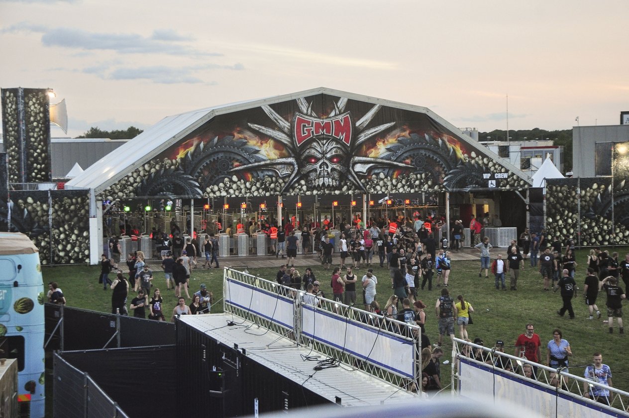 Bestes Wetter, beste Bands: 155.000 Menschen reisen zum Graspop nach Dessel. – Na, wo sind denn die Leute?
