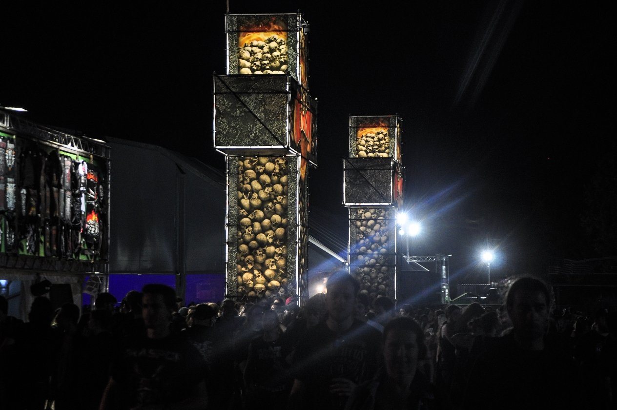 Bestes Wetter, beste Bands: 155.000 Menschen reisen zum Graspop nach Dessel. – Nighttime.