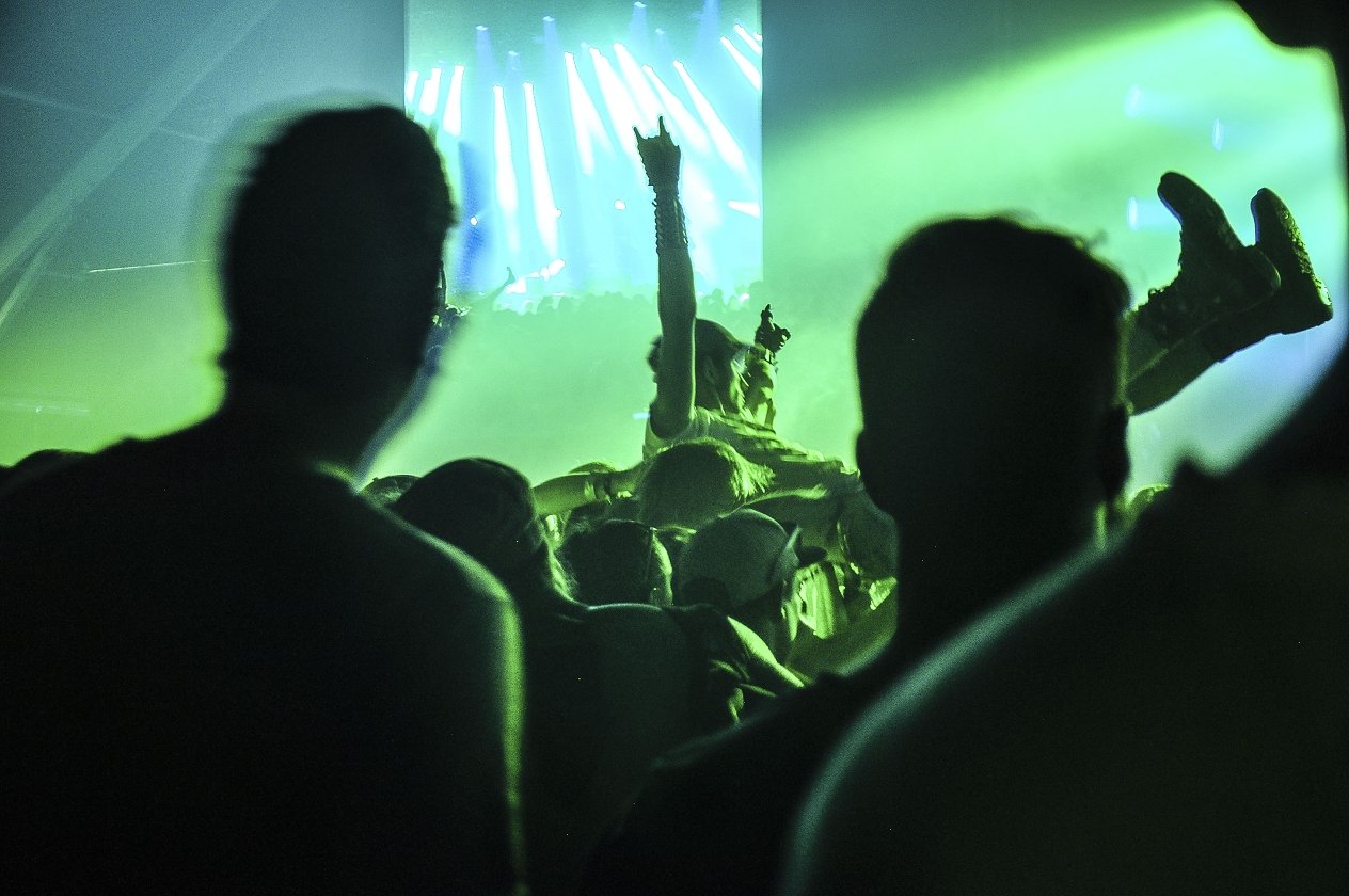 Bestes Wetter, beste Bands: 155.000 Menschen reisen zum Graspop nach Dessel. – Noch mal abheben.