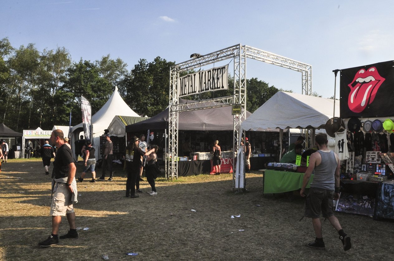 Bestes Wetter, beste Bands: 155.000 Menschen reisen zum Graspop nach Dessel. – Shoppingtour?