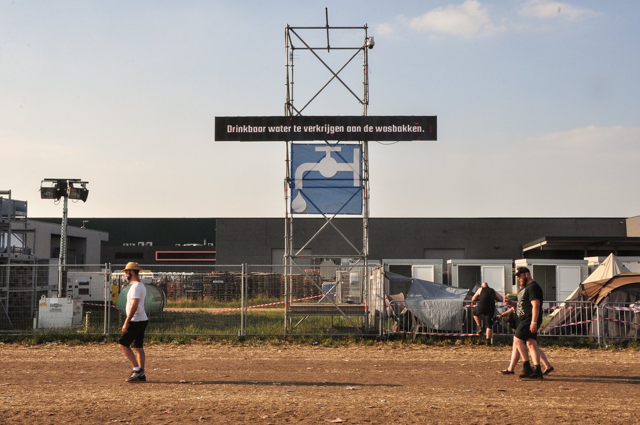 Bestes Wetter, beste Bands: 155.000 Menschen reisen zum Graspop nach Dessel. – Trinkwasser, yay!