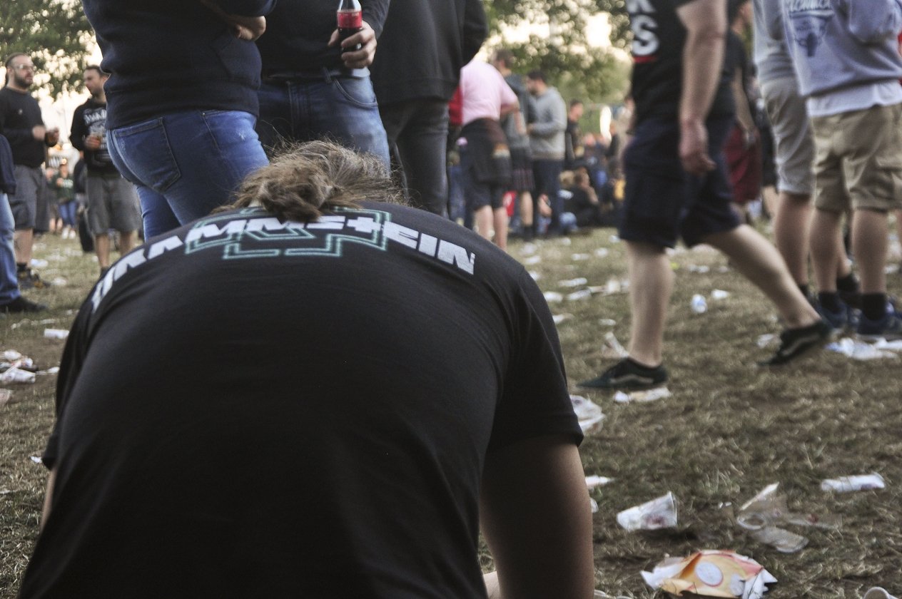 Bestes Wetter, beste Bands: 155.000 Menschen reisen zum Graspop nach Dessel. – Warten auf den Headliner.