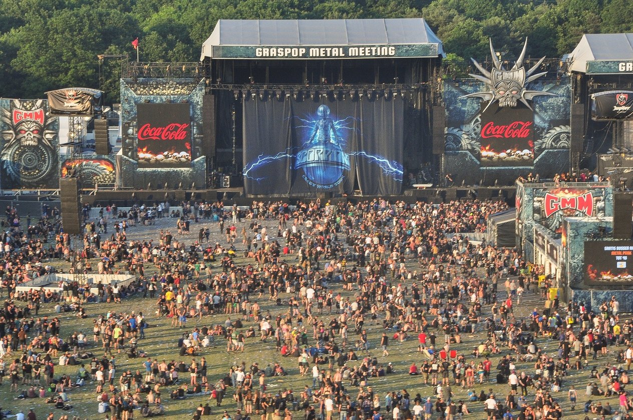 Bestes Wetter, beste Bands: 155.000 Menschen reisen zum Graspop nach Dessel. – Warten auf die Scorpions.