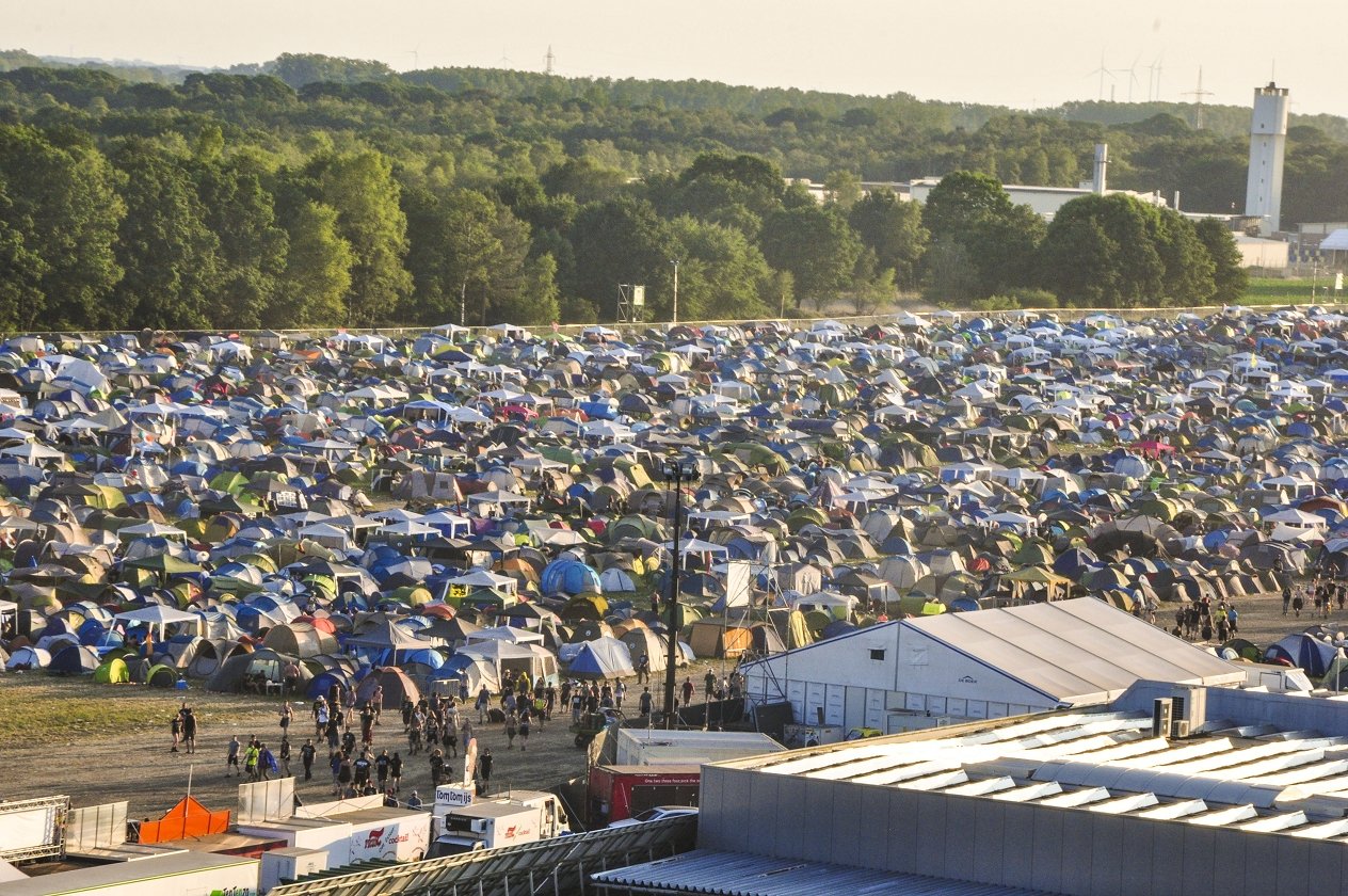 Bestes Wetter, beste Bands: 155.000 Menschen reisen zum Graspop nach Dessel. – Zeltplatz von oben.