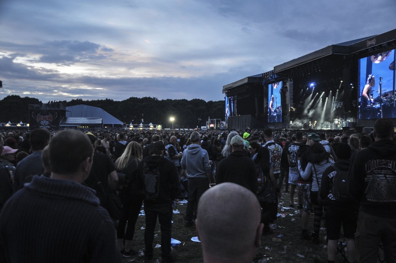 Impressionen und Atmosphäre vom belgischen XXL-Metaltreffen. – Abendstunden.