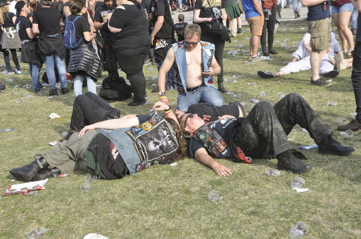 Impressionen und Atmosphäre vom belgischen XXL-Metaltreffen. – Auszeit.