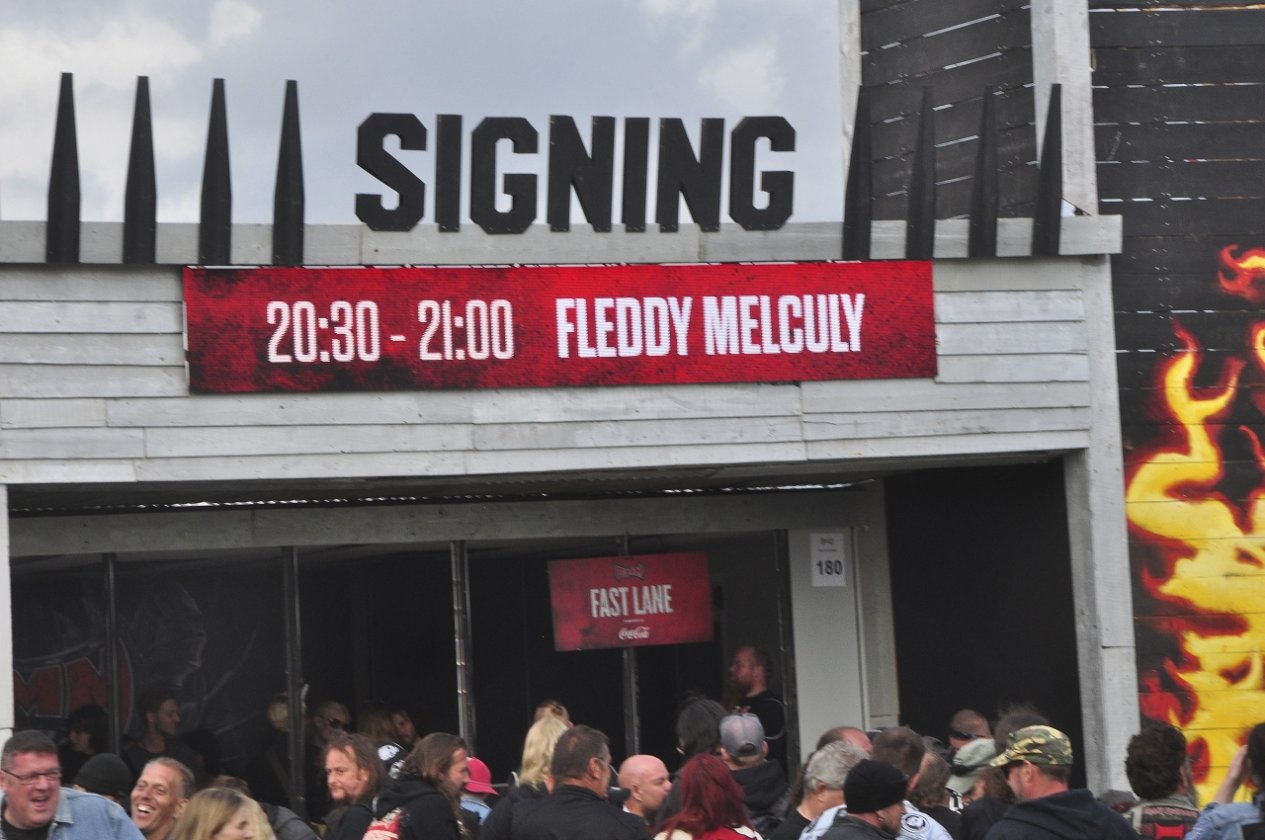 Impressionen und Atmosphäre vom belgischen XXL-Metaltreffen. – Bitte wer?