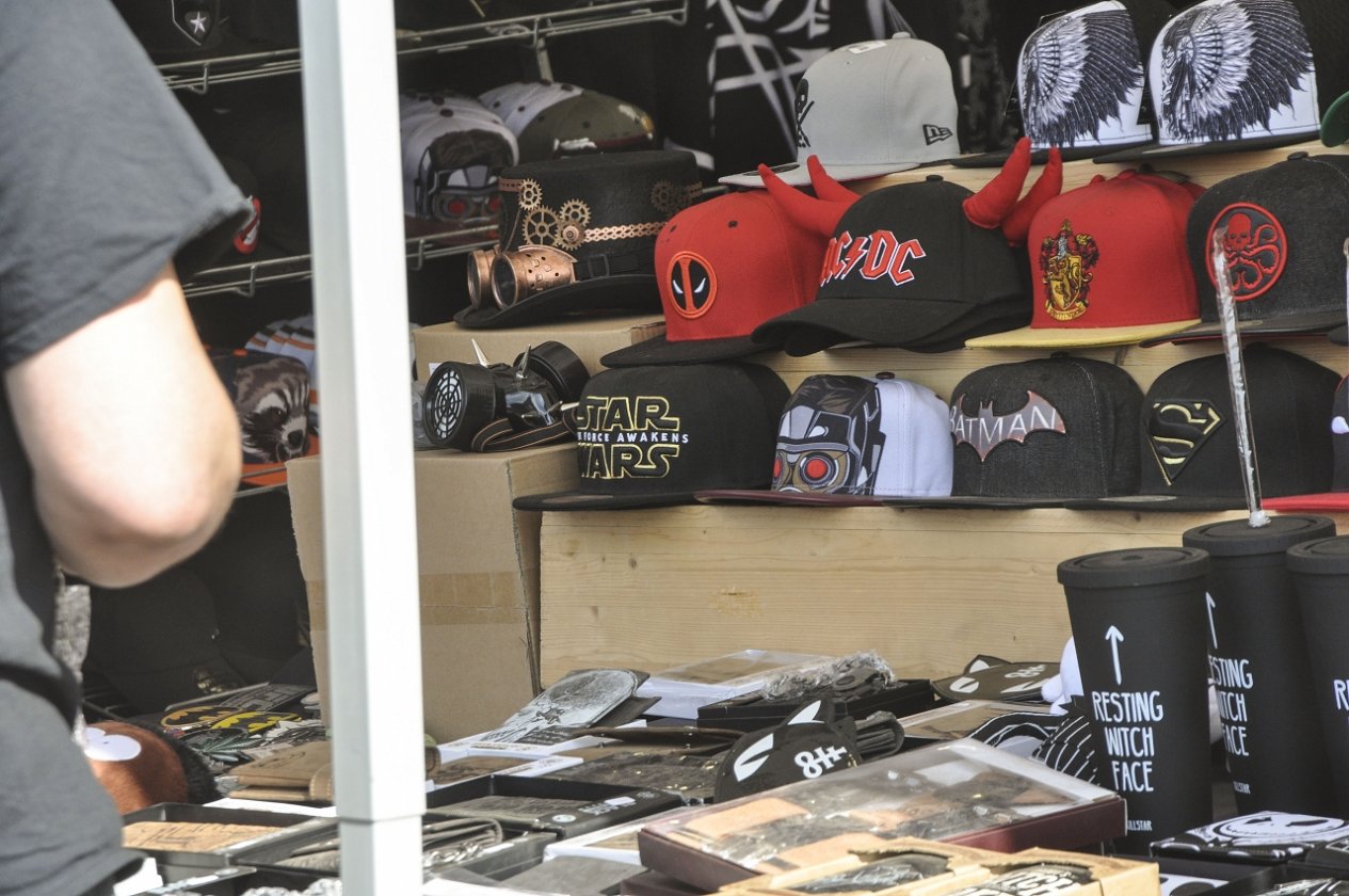Impressionen und Atmosphäre vom belgischen XXL-Metaltreffen. – Caps.