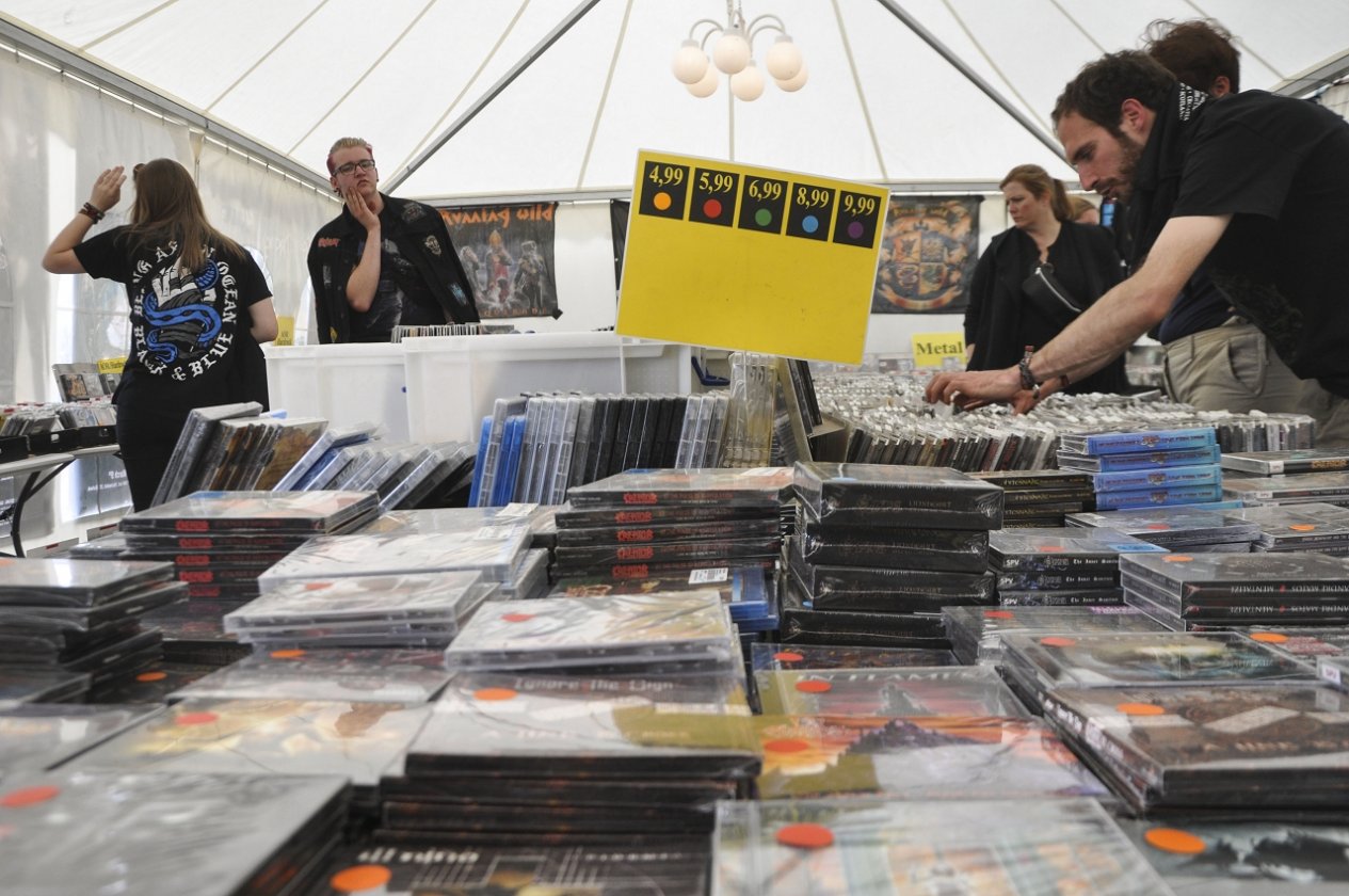Impressionen und Atmosphäre vom belgischen XXL-Metaltreffen. – CDs.