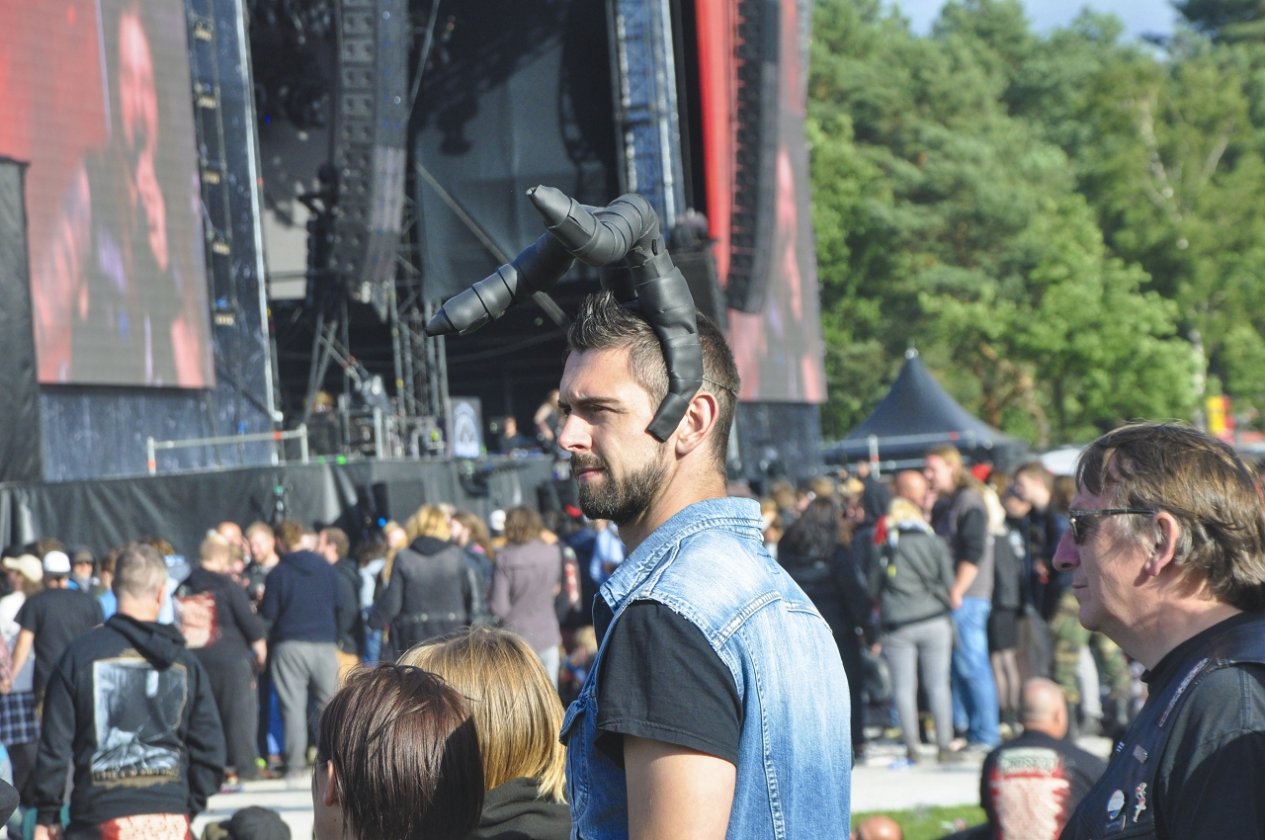 Impressionen und Atmosphäre vom belgischen XXL-Metaltreffen. – Devil Horns.